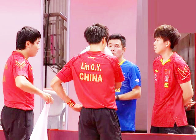 在男子团体的第一场半决赛中,3大世界冠军梁靖崑,王楚钦,林高远所组成