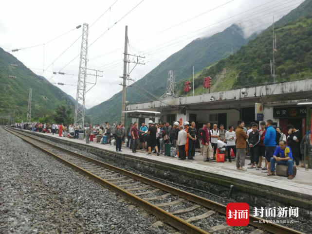 四川凉山州甘洛县苏雄乡遭遇洪灾成昆铁路慢火车转移灾民121人