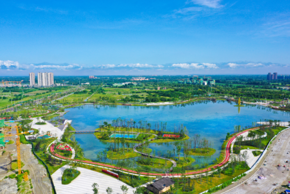 再现美丽天府胜景全力推进全域公园化,景区化建设以城镇为景区正以