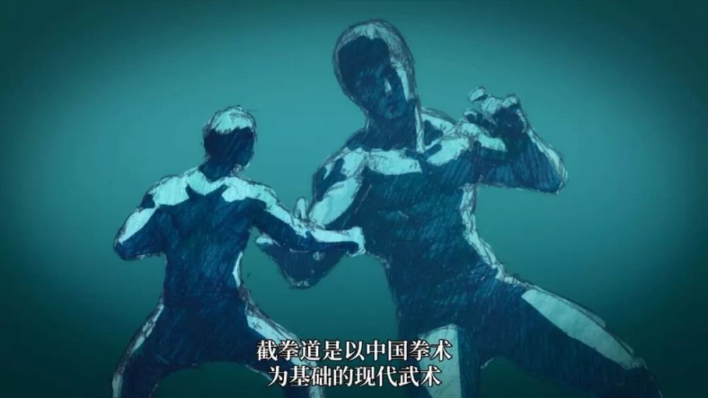 他从白发拳手的步伐和架势中马上分析出他的格斗类型是属于截拳道.