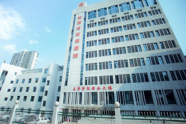 与松滋市人民医院1000张病床的规模相比,差距较大.