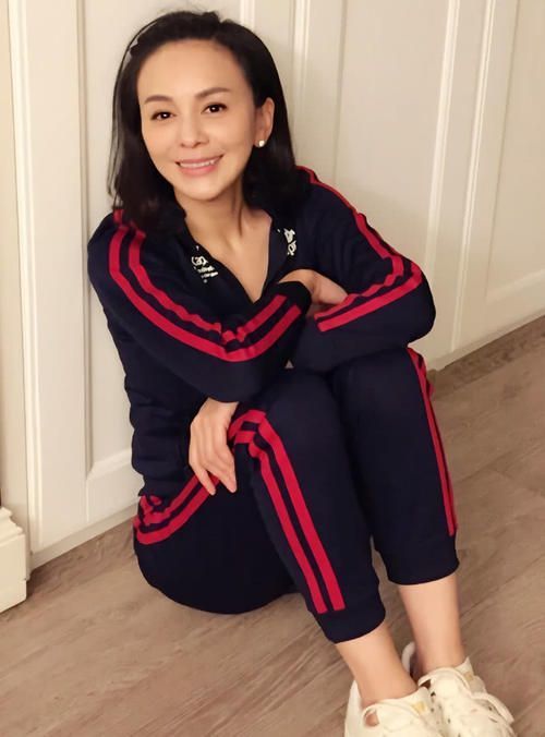 王琳晒瑜伽照,素颜看起来满脸褶子却很有气质,自然脸