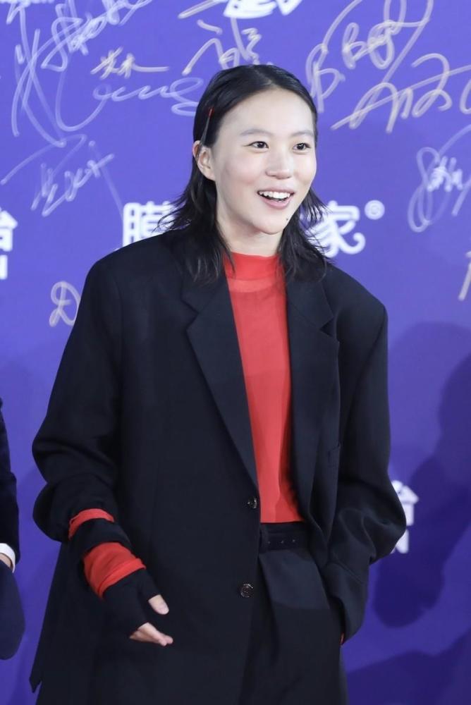 窦靖童终于认真打扮了,宽松西装配红色内搭,伪素颜比王菲更酷 窦靖童终于认真打扮了,宽松西装配红色内搭,伪素颜比王菲更酷