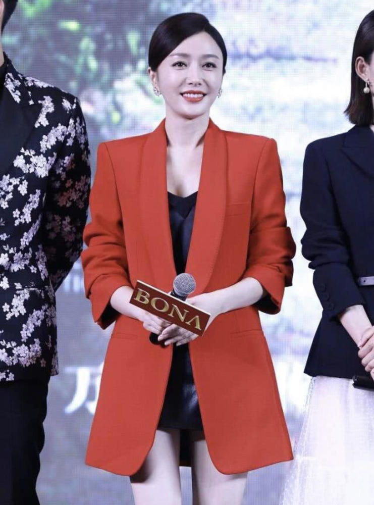 窦靖童终于认真打扮了,宽松西装配红色内搭,伪素颜比王菲更酷 窦靖童终于认真打扮了,宽松西装配红色内搭,伪素颜比王菲更酷