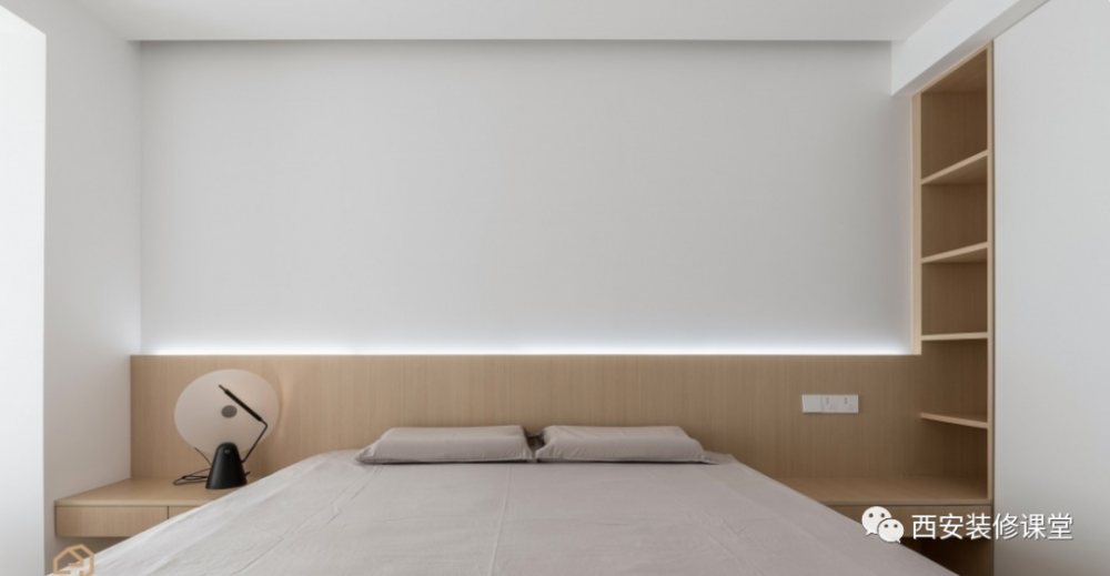 卧室统一造型处理,中部壁龛收纳,木质与其他整体呼应协调.