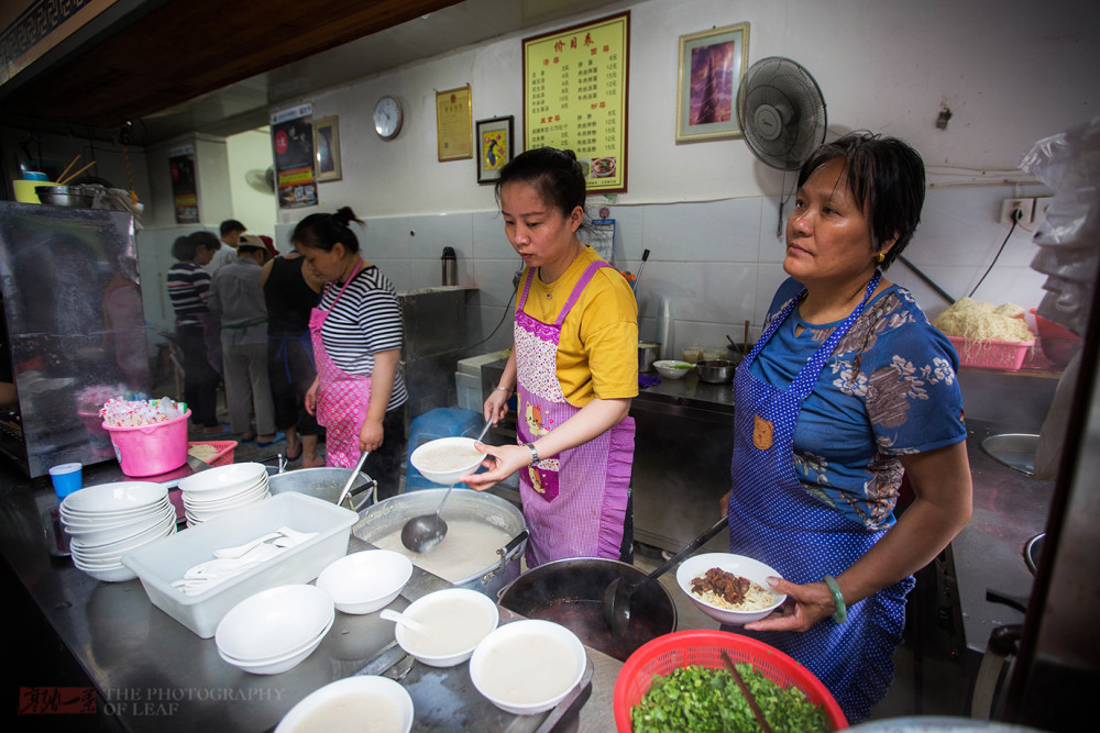 福建一早餐店,0.75元一个煎饺出炉就抢光,十个阿姨忙不过来