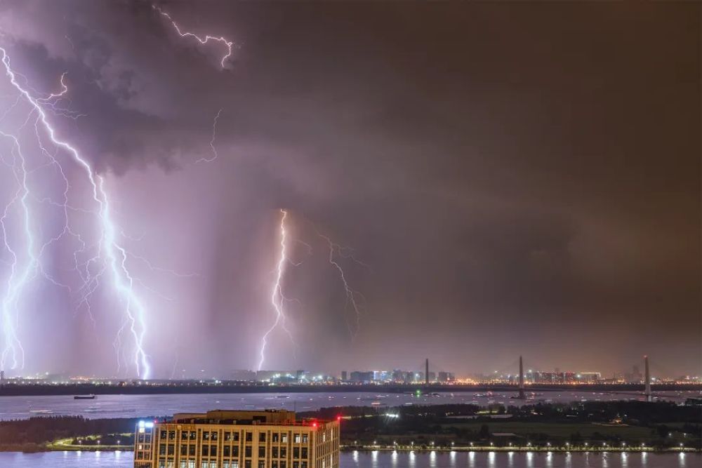 13秒视频带你感受"蹦迪式"闪电!为啥光打雷不下雨?
