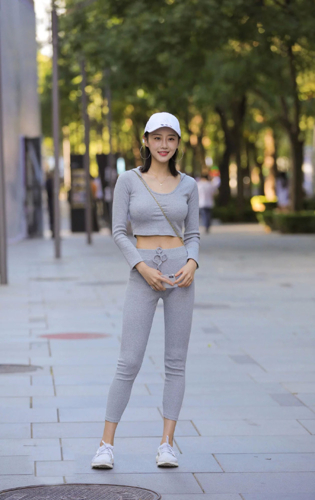 时尚减龄的运动套装，夏日穿搭正合适，网友：好身材藏不住