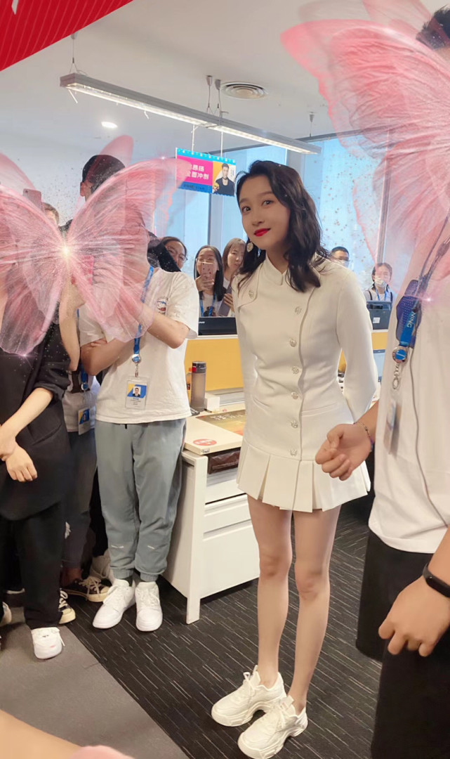 没想到关晓彤来公司了,这大长腿真是无敌了