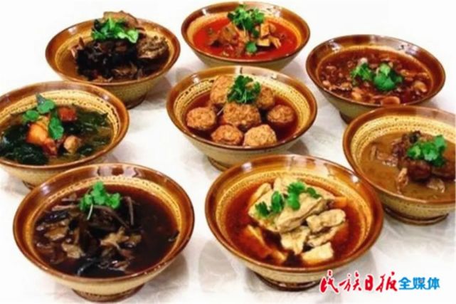 八大碗包括发菜,银耳鸽蛋汤,扣丸子,夹沙,扣牛肉,扣羊肉,扣鸡肉和八宝