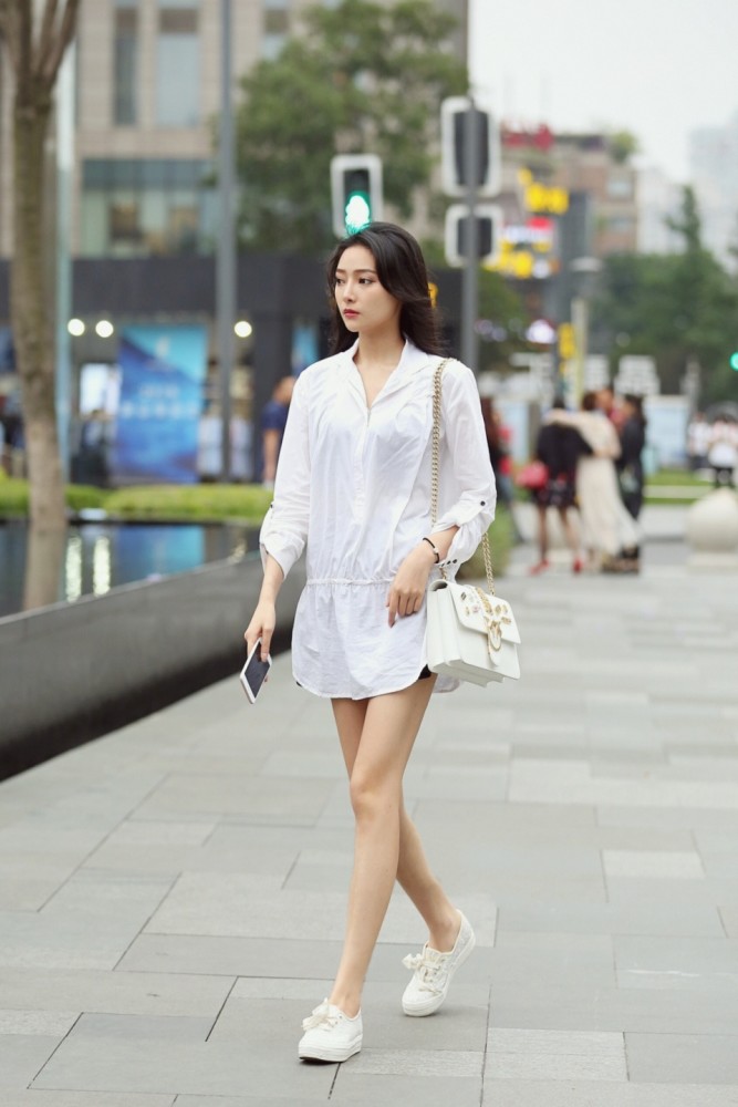 美女街拍:衬衫别规矩穿!把衬衫从普通变时髦,那就需要一番小心机了
