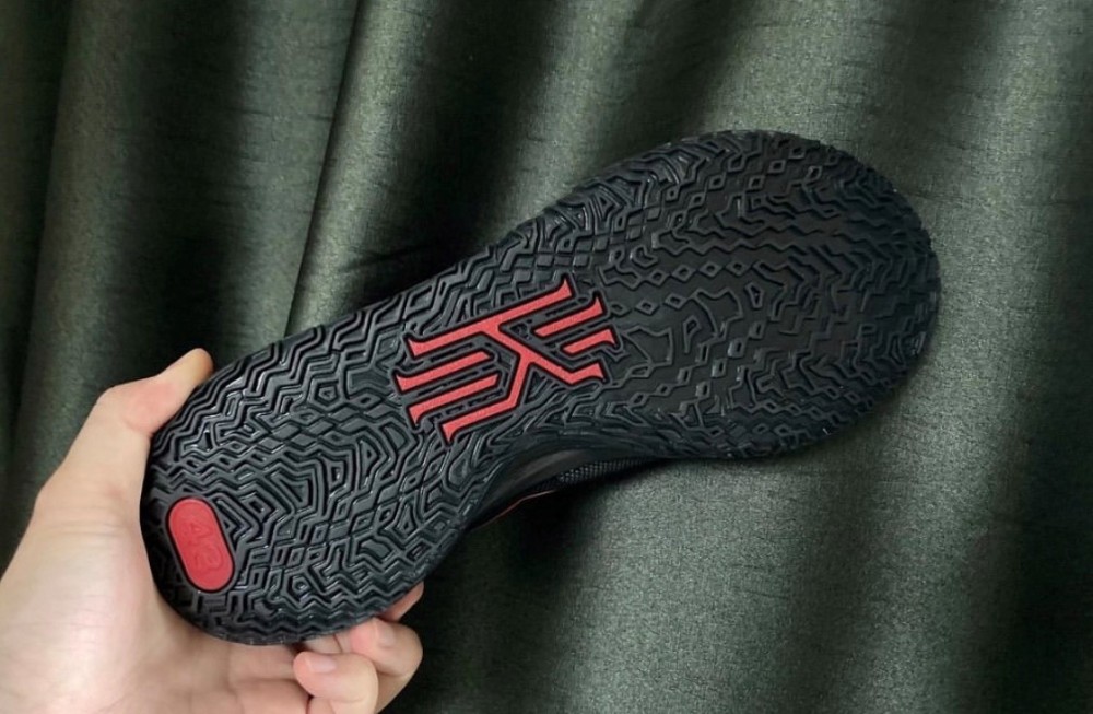 全新kyrie 7实物谍照图曝光 鞋底slogan让人泪目