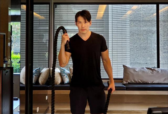 冻龄男神黄少祺新剧秀身材立体腹肌超养眼
