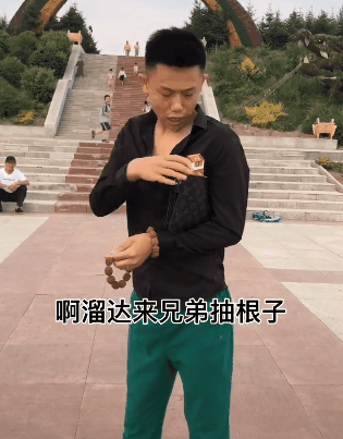 前几日,一位阜阳小伙因越野车后背中华火了,人称"阜阳华子哥".