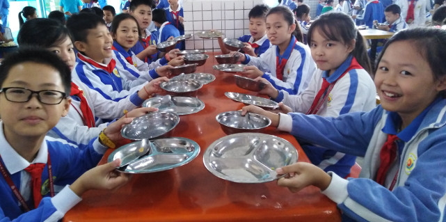 教育学生节粮，不能搞得学生饿肚子