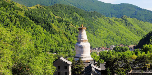 五台山景区表示,近期发现,部分游客通过非景区官方的微信公众号,网站