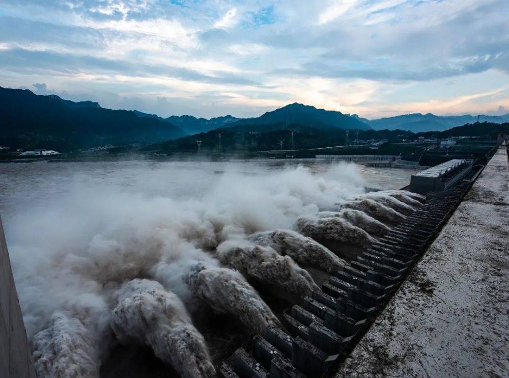 2020年8月19日,湖北宜昌,长江三峡水利枢纽工程开启泄洪深孔泄洪.