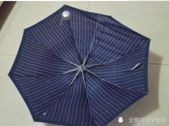 男子台风天撑着破伞逆风行走,却被戳穿眼睑