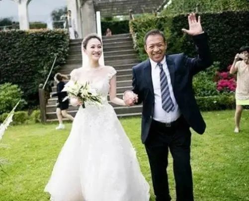 她为知名导演2次流产,嫁给丑丈夫获幸福,41岁被宠成公主