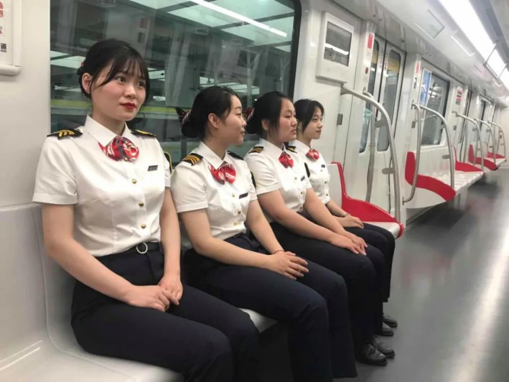 帅呆合肥地铁首批女司机上岗了