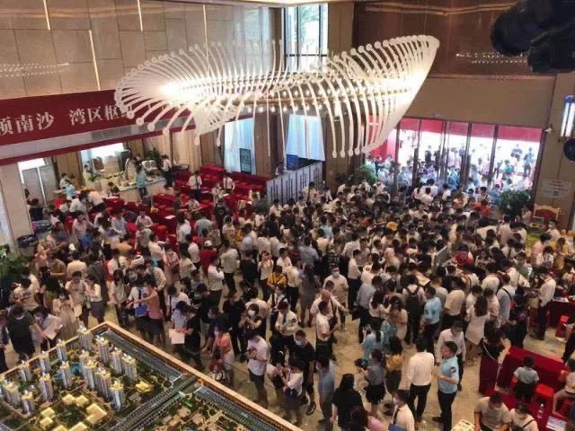 短短一个月深圳二手房网签断崖式腰折，中介门庭冷清，但新房打新依旧火爆