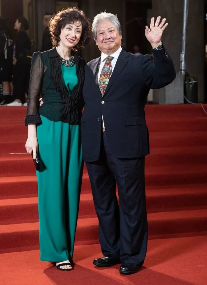 洪金宝混血老婆真迷人米金色长裙搭小坎肩贵妇范十足