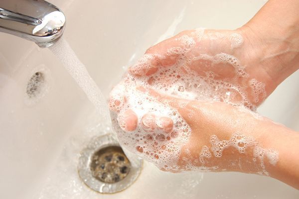 肥皂,洗手液,选哪个好?手部敏感怎么办?皮肤科医生解答