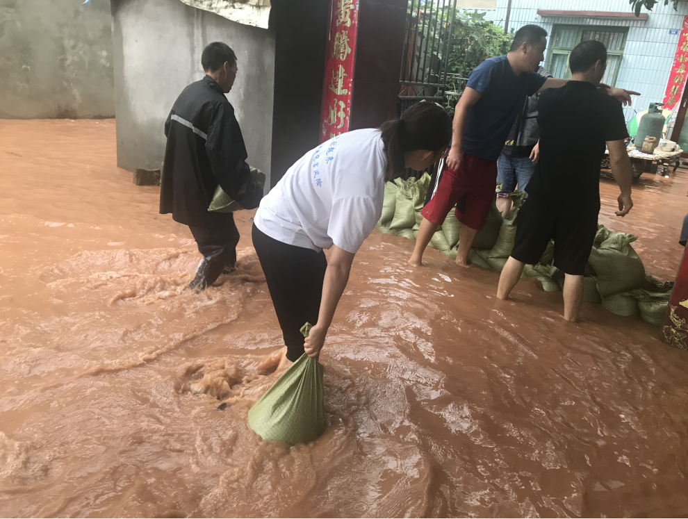 张万双:洪水无情,人间有爱