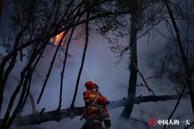 凉山消防员生死一线:5个月前大火吞灭19名战友,洪水中苦劝老人离屋