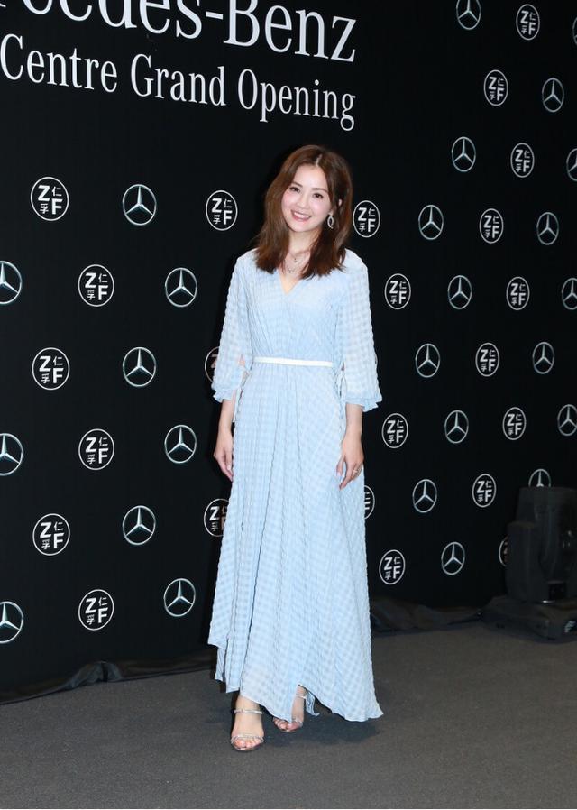 蔡卓妍真会穿衣服，既有成熟韵味又不显老，还能衬托出纤细身材