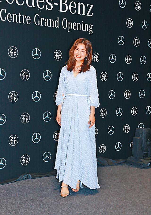 蔡卓妍真会穿衣服，既有成熟韵味又不显老，还能衬托出纤细身材