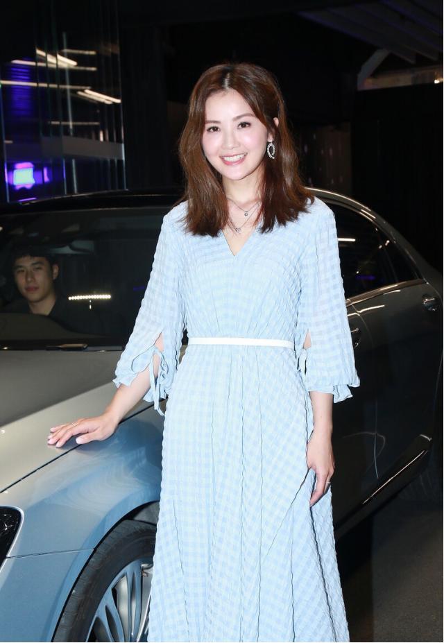 蔡卓妍真会穿衣服，既有成熟韵味又不显老，还能衬托出纤细身材
