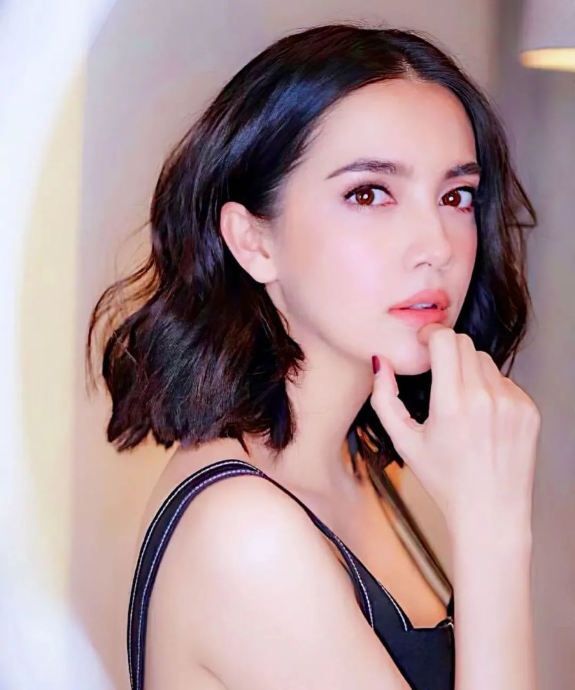 前段时间的 泰国冻龄女神sara,小火了一把,原因是被富豪骚扰当街误