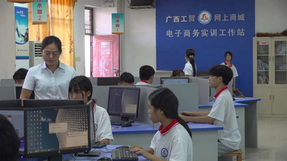 广西工贸高级技工学校的老师很有特点,既有爱心暖暖的"妈妈型"教师,又