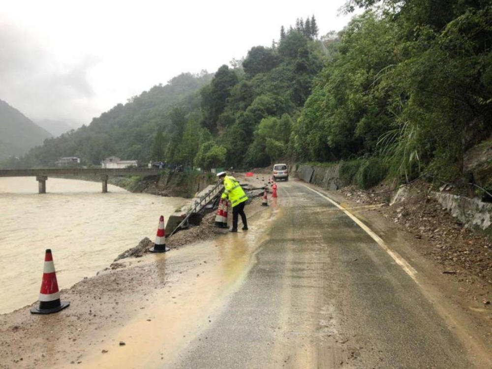 "从8月11日开始,平武县就遭遇强降雨,山体滑坡,公路塌陷,省道,县道