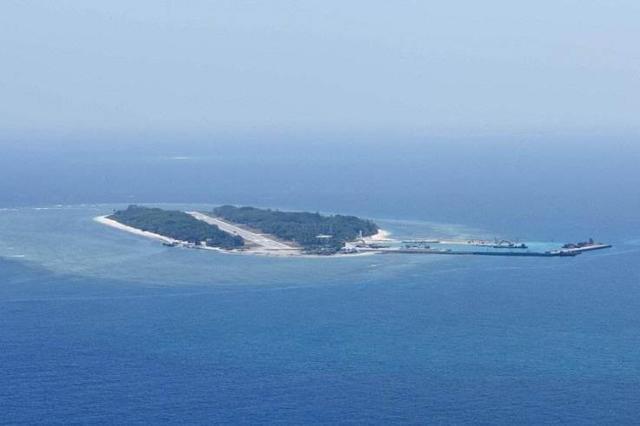 美军对外公布视频,一架p-8a飞临南海岛礁,遭警告:立即离开