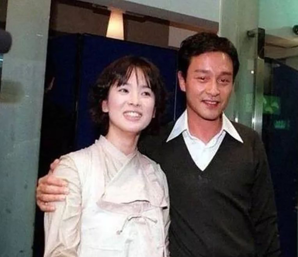 张国荣和韩国女星的合照,当时的张国荣非常帅气,可惜现在再也见不到了