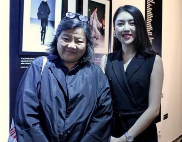 女儿都这么大了59岁洪晃才晒丈夫合照颜值不输陈凯歌