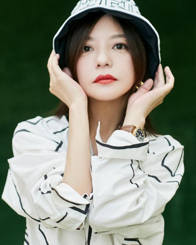 44岁赵薇重回颜值巅峰,在衬衫上涂鸦少女感十足,网友
