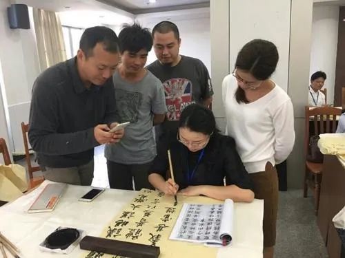 把开设书法课的规定从小学延续到初中的全部年级.