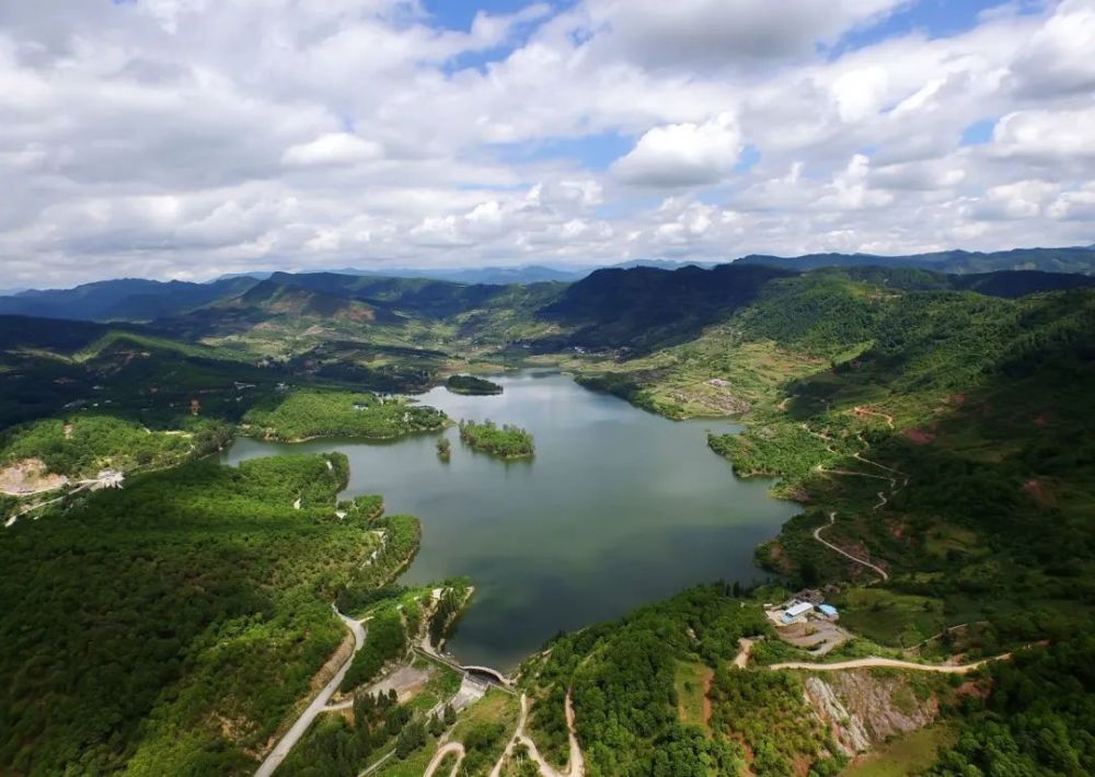 又是红色旅游地理 坐落于红旗水库的会议纪念地 包括了会理会议遗址