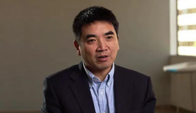 9次赴美被拒，表明立场放弃中国后终成为美国籍，现加大对印投资