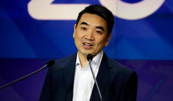 9次赴美被拒，表明立场放弃中国后终成为美国籍，现加大对印投资