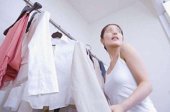 梦境解析，梦见在厕所换衣服着急没地方放衣服的深层含义