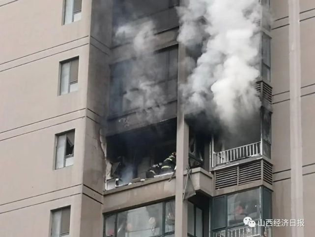 太原一小区高层住户家里爆炸起火,现场浓烟滚滚,损失惨重