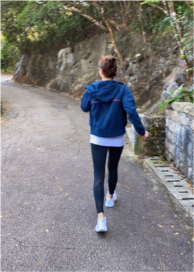 黎姿晒跑步照,49岁状态如少女,这才是真正的背影杀手