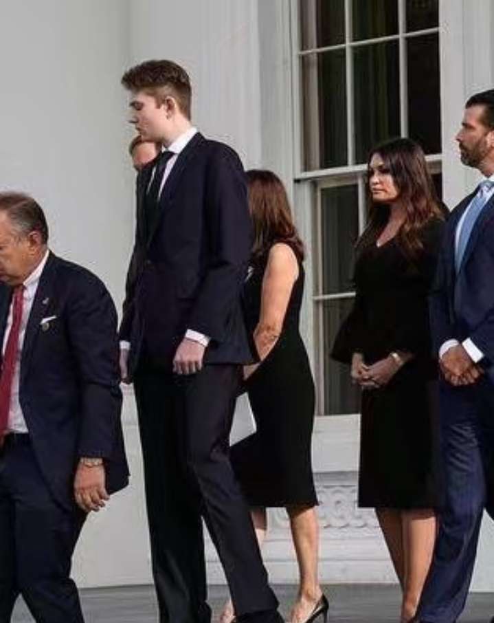特朗普全家亮相,巴伦一身黑西装身高抢镜,蒂芙尼身穿小黑裙难掩体重