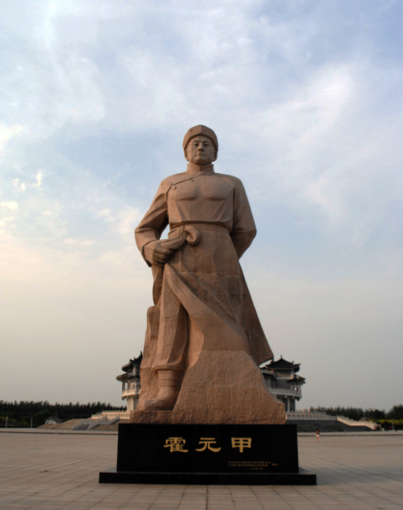 霍元甲陵园里的雕像毫无它疑的霍元甲欣然接受,然而在被秋野医治后不