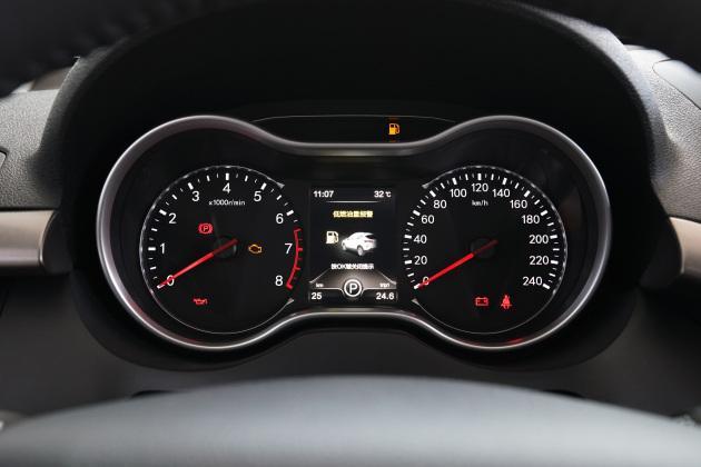 该车仪表盘设计则为双炮筒式,行车电脑显示屏显示效果比较一般,但各项