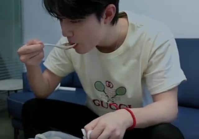 汤加有多少人口_汤加l丽艺术照(3)